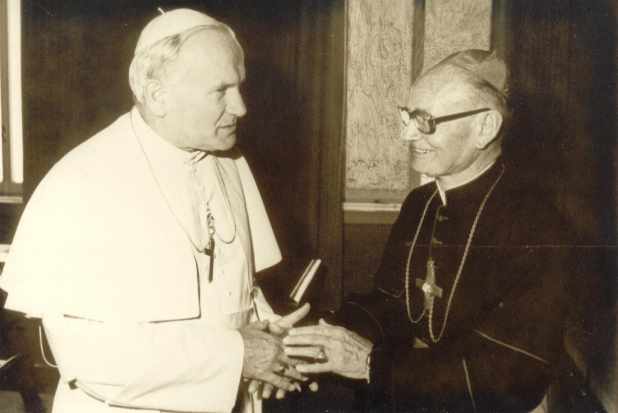 Mons. Kemerer con San JUAN PABLO II