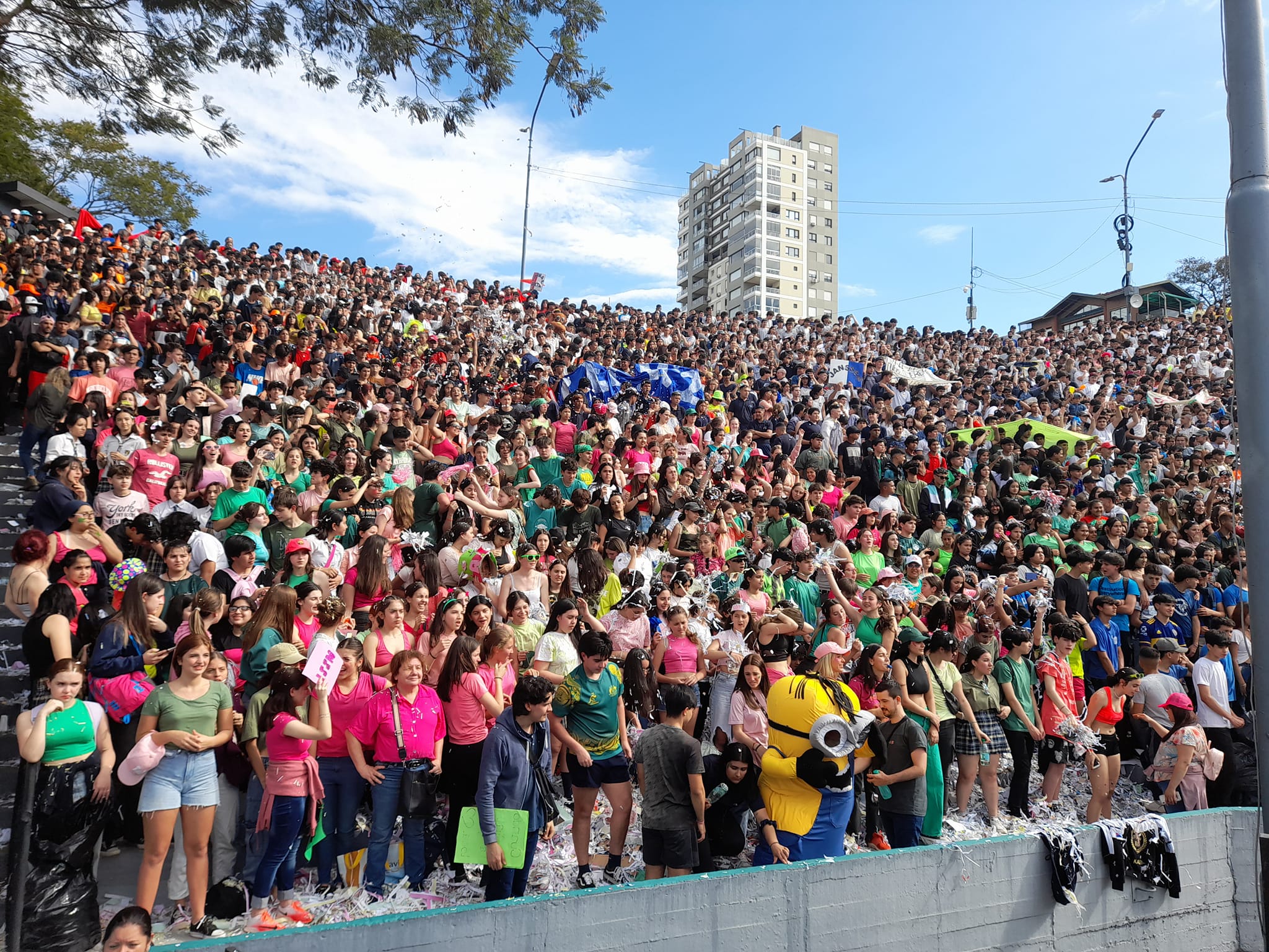 Miles de jóvenes coparon el Anfiteatro en la bienvenida de la primavera ...
