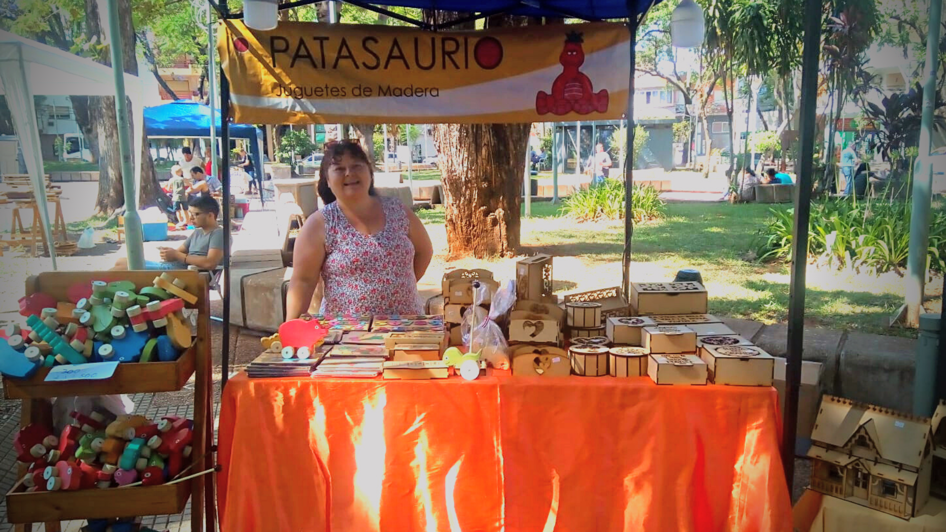 Fabrica juguetes terap uticos y los comercializa en las ferias
