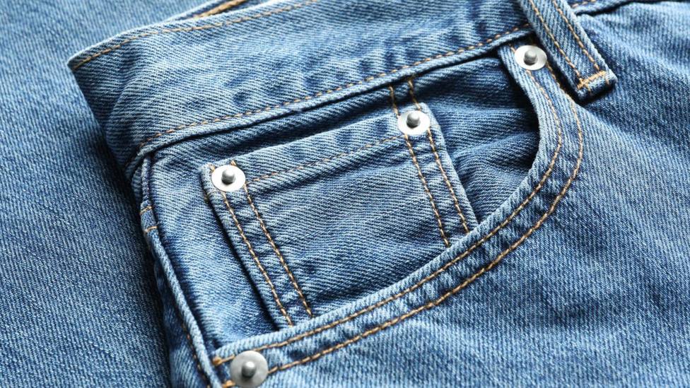 Experta en moda desvela para qué sirve el bolsillo pequeño de los