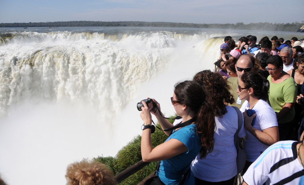 Por el intenso movimiento turístico, Iguazú mantiene la temporada alta