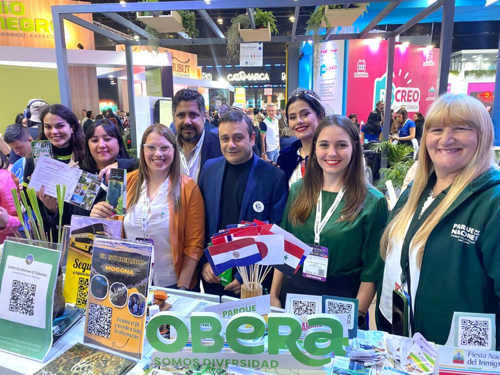 Oscar Herrera Ahuad visitó el stand misionero en la FIT