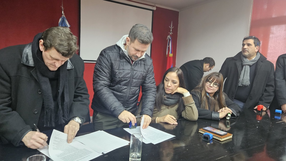 Gobierno acuerda con los gremios docentes un nuevo aumento salarial ...
