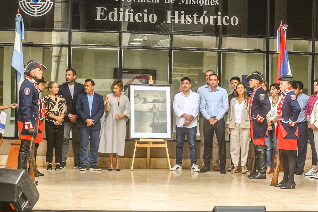La legislatura expone una emotiva muestra en homenaje a Andrés Guacurarí