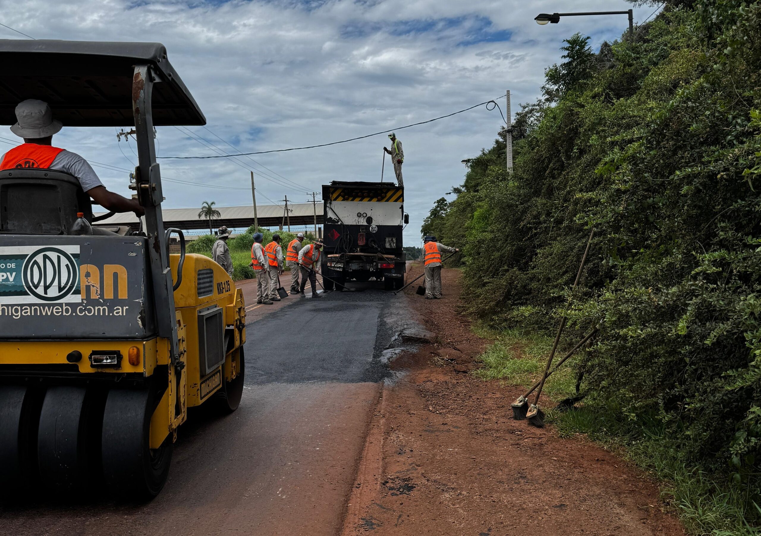 Vialidad mejora la transitabilidad con tareas de bacheo en Oberá