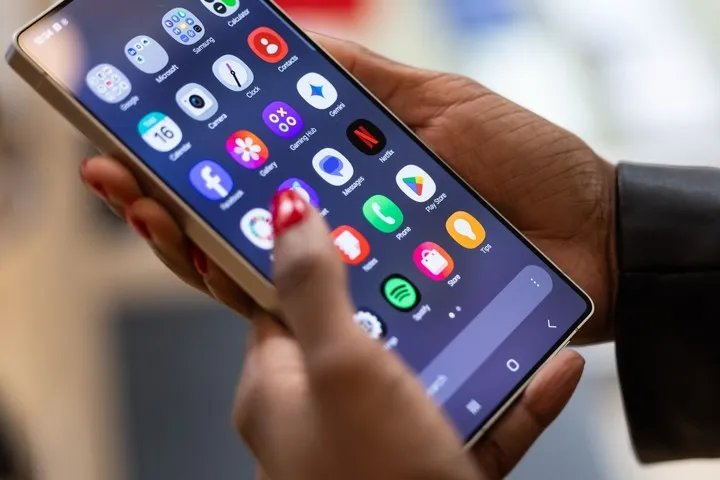 Galaxy S25 Ultra iPhone 16 Pro Max