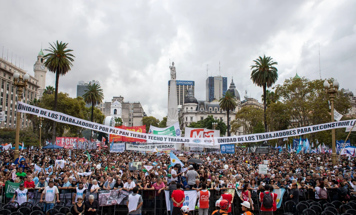 Miles de personas se movilizaron a Plaza de Mayo a 49 años del último ...