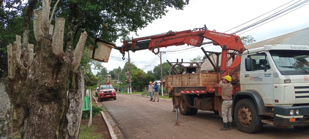 Energía de Misiones desplegó un plan de obras para fortalecer el servició eléctrico en Tobuna 11 Energía de Misiones desplegó un plan de obras para fortalecer el servició eléctrico en Tobuna imagen-10