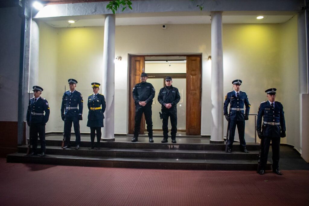 La Policía de Misiones inició la semana de su aniversario con el histórico relevo de guardia en la Jefatura