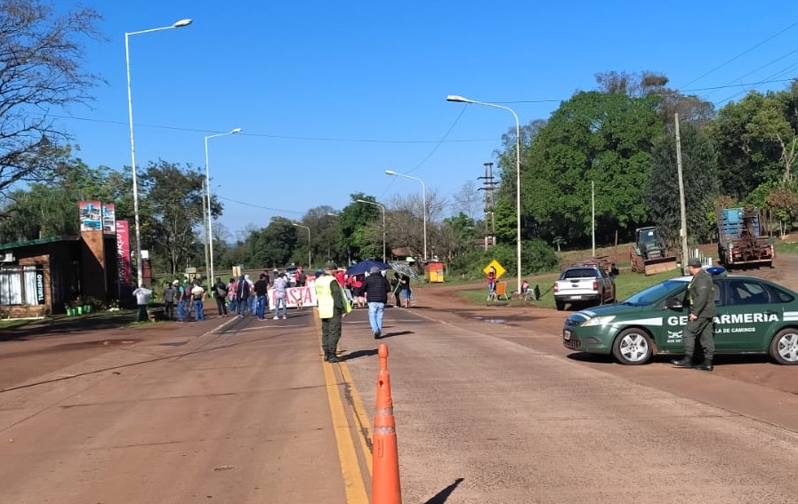 Docentes sindicalistas realizan un corte total la Ruta Nacional 12 en ...