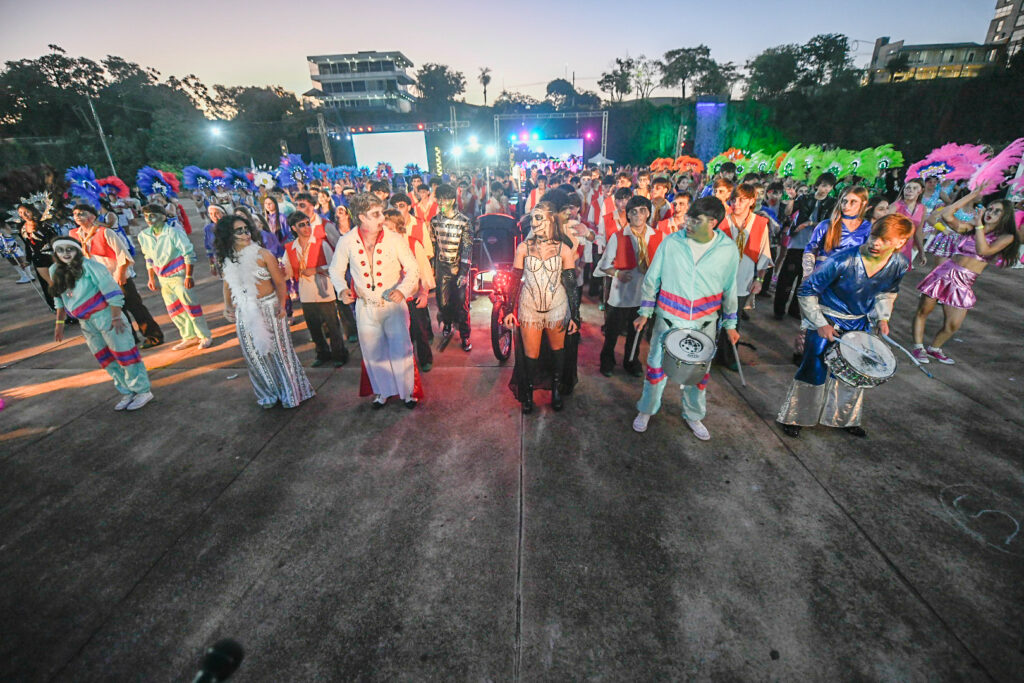 La Estudiantina posadeña celebra la primera jornada del show de scolas en la Costanera imagen-8