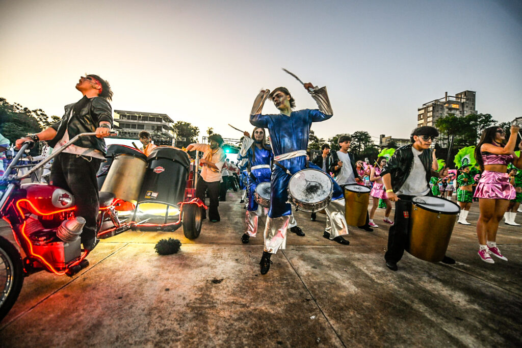 La Estudiantina posadeña celebra la primera jornada del show de scolas en la Costanera imagen-60