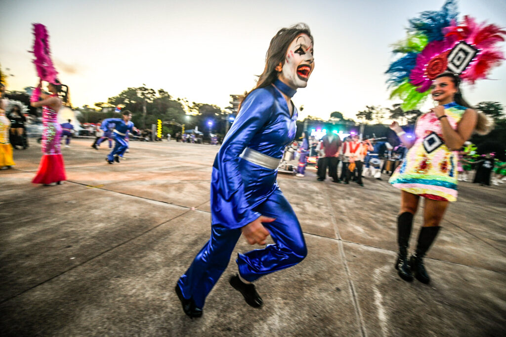 La Estudiantina posadeña celebra la primera jornada del show de scolas en la Costanera imagen-48