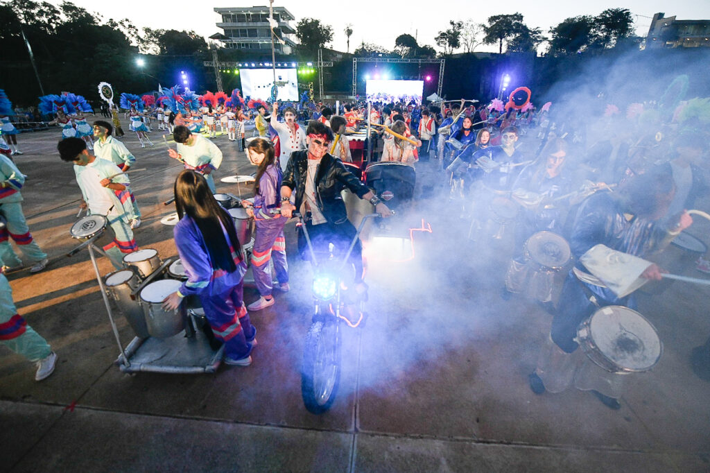 La Estudiantina posadeña celebra la primera jornada del show de scolas en la Costanera imagen-12