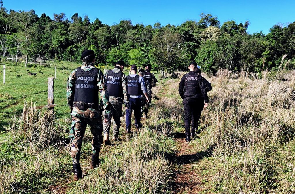 La Policía de Misiones secuestró una camioneta robada en Brasil: fue detectado por drones en una zona de montes imagen-13