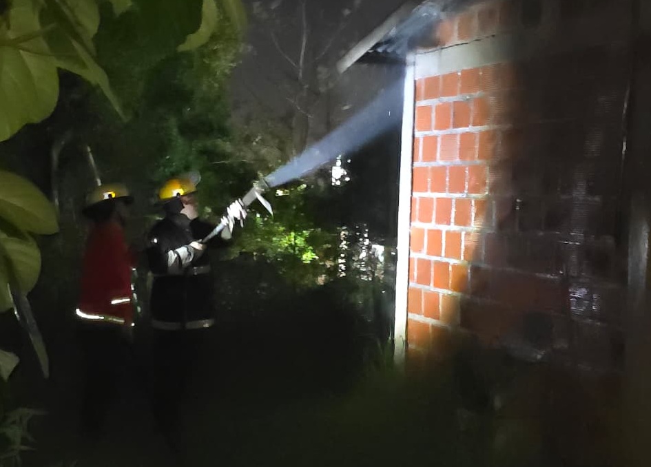 Bomberos sofocaron el incendio de una vivienda en Posadas - Canal Doce ...