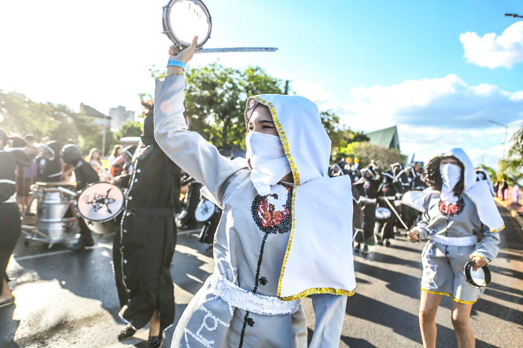 Jóvenes posadeños celebran la última noche de calle de la Estudiantina 15 Jóvenes posadeños celebran la última noche de calle de la Estudiantina imagen-14