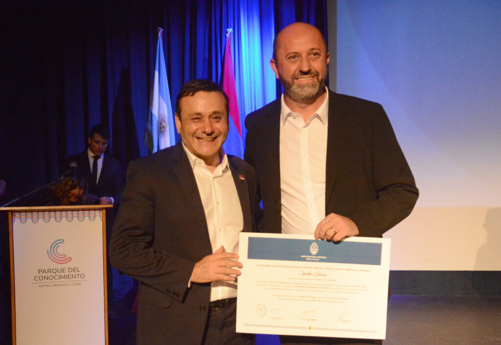 Acto de proclamación en Misiones: Herrera Ahuad recibió su diploma de diputado electo 10 Acto de proclamación en Misiones: Herrera Ahuad recibió su diploma de diputado electo imagen-9