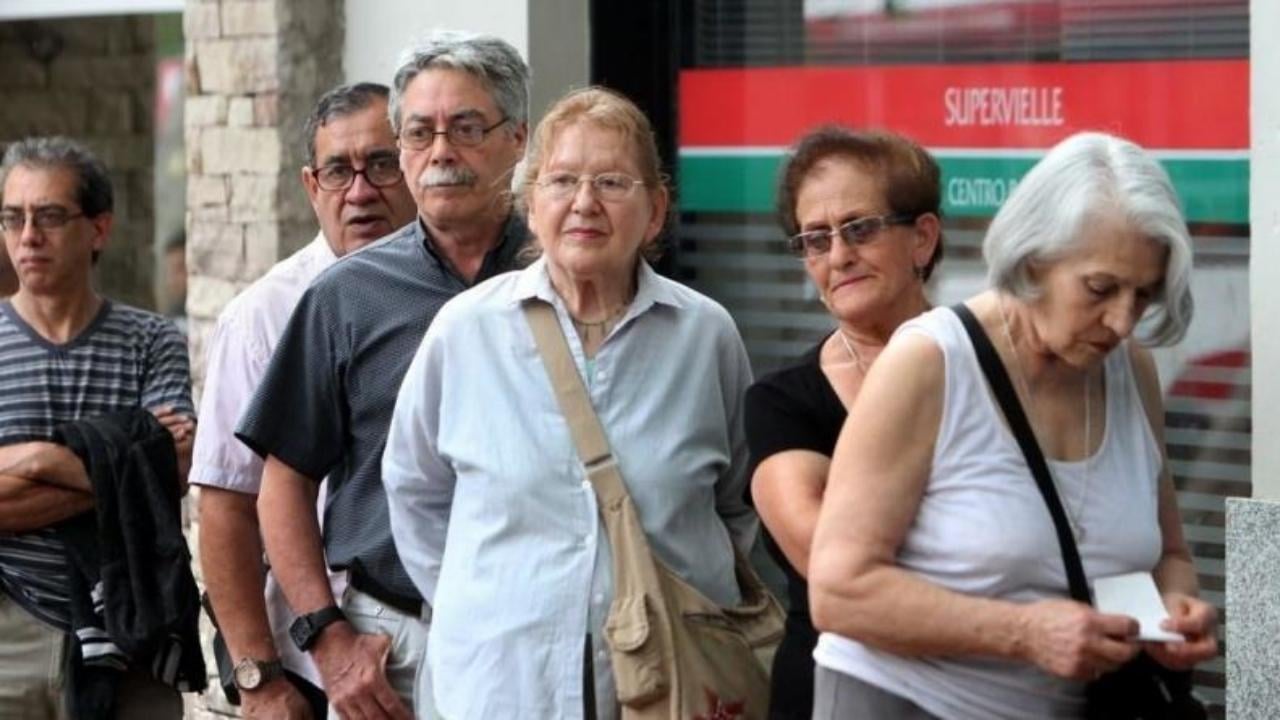 Jubilados y pensionados percibirán un bono de $70.000 en abril