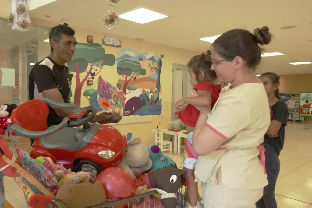 Una campaña solidaria entregó más de mil juguetes a niños internados del Hospital de Pediatría de Posadas 11 Una campaña solidaria entregó más de mil juguetes a niños internados del Hospital de Pediatría de Posadas imagen-10
