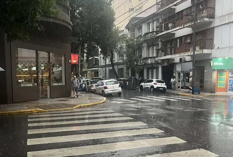 Sorpresiva lluvia y granizo en Buenos Aires: las imágenes del temporal imagen-21