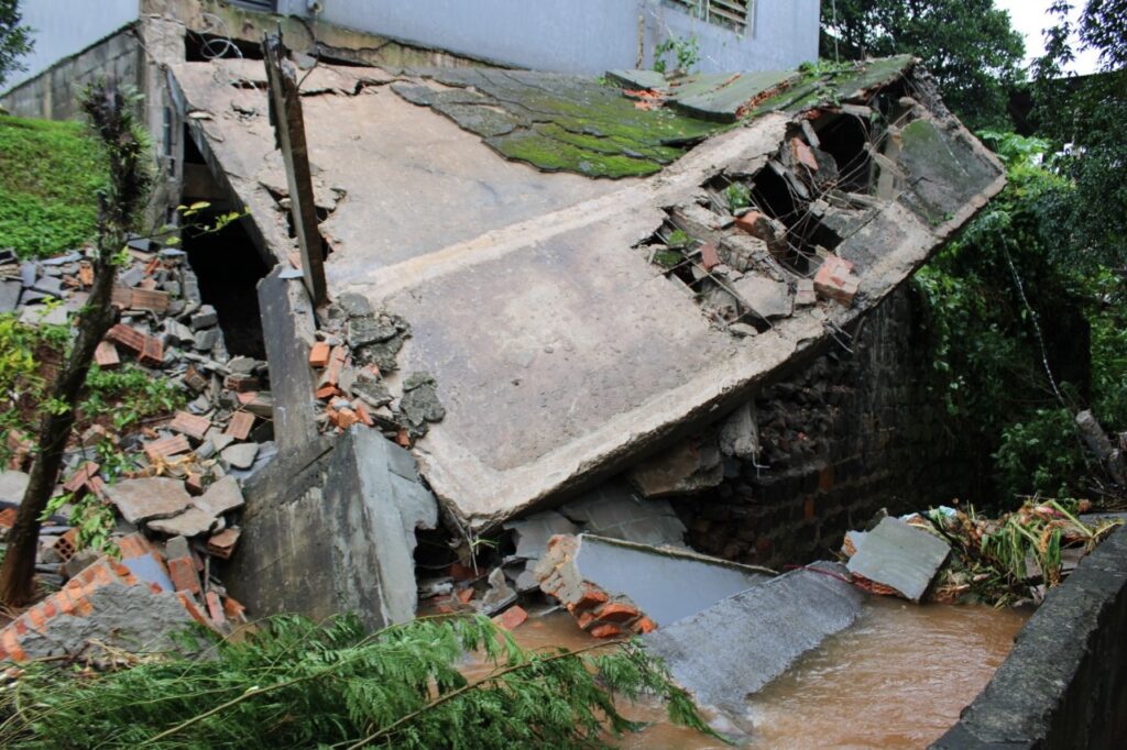 Santa Catarina recibió el Año Nuevo con inundaciones y destrozos por intensas lluvias imagen-9