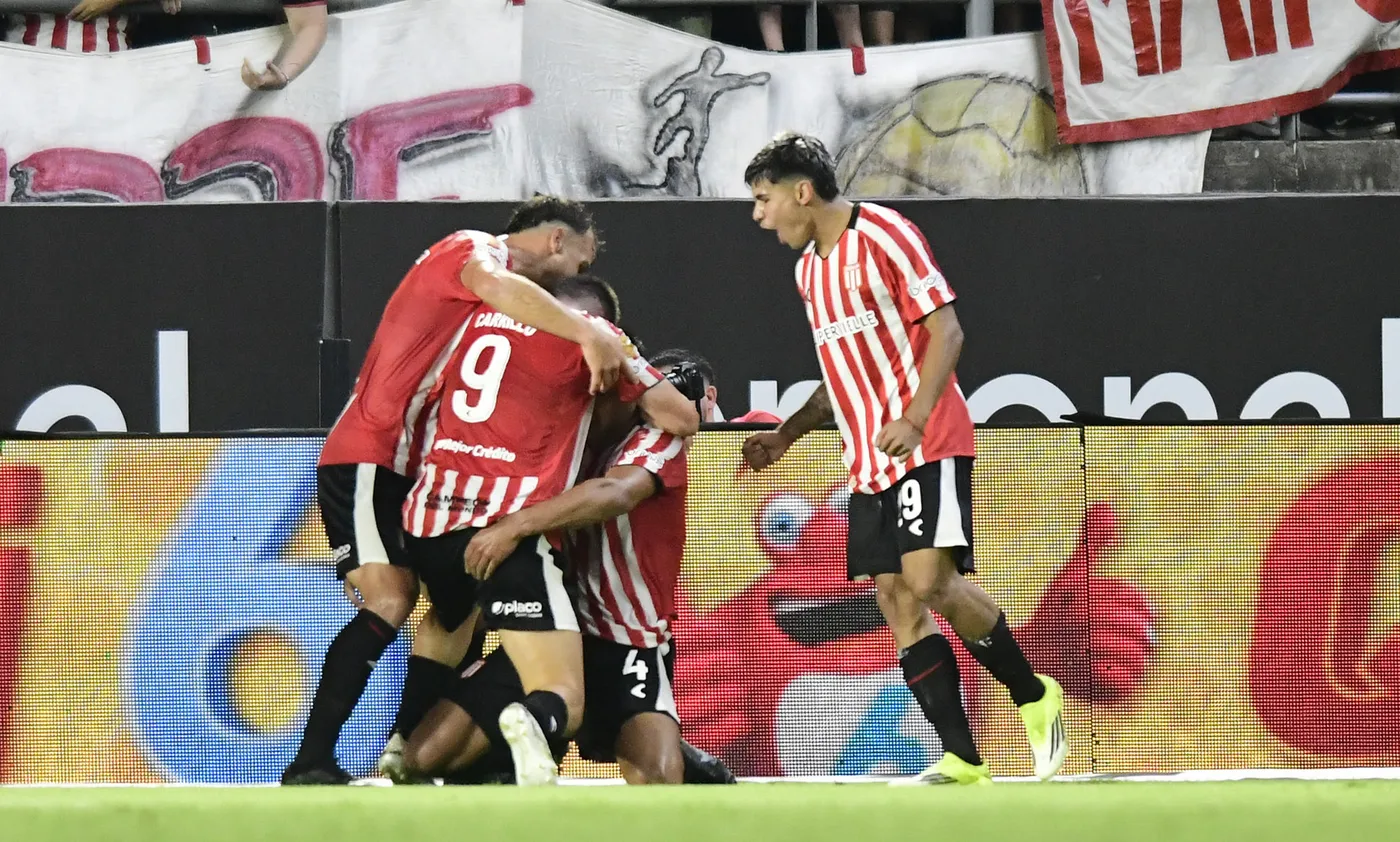 Estudiantes golpeó a Boca en La Plata y sumó su primer triunfo del ...