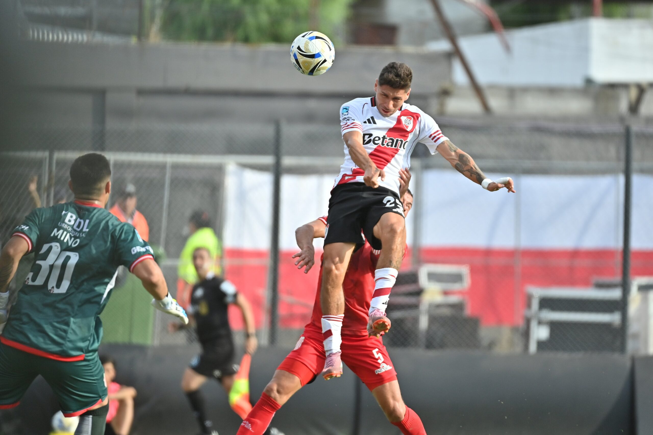 En un partido polémico, River derrotó a Barracas en el inicio del ...
