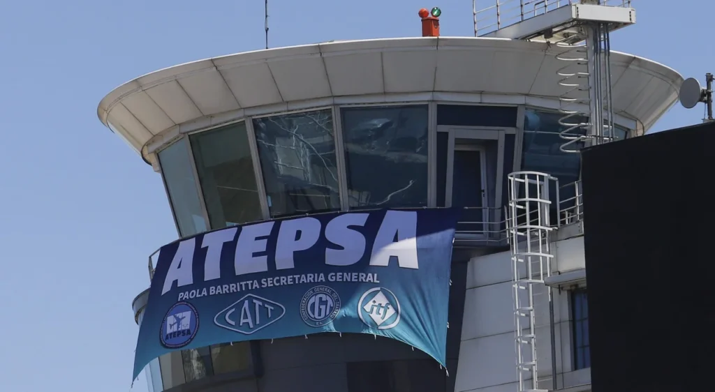 El paro de controladores aéreos complica los vuelos en aeropuertos de todo el país