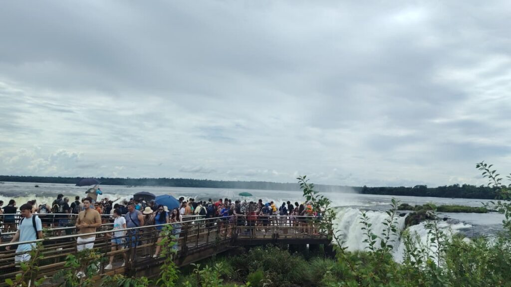 Finde largo de Carnaval: Iguazú, repleto de turistas del país y el mundo imagen-12