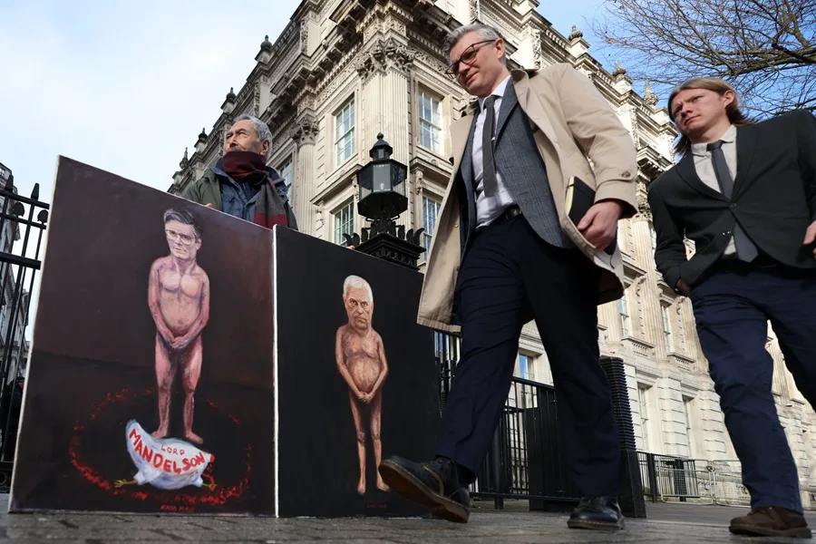 El primer ministro británico se disculpa ante las víctimas de Epstein por haber nombrado embajador a Mandelson 10 El primer ministro británico se disculpa ante las víctimas de Epstein por haber nombrado embajador a Mandelson imagen-9