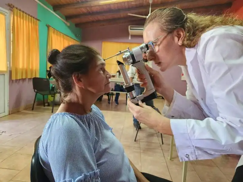 El programa Mirar Mejor continúa consolidando su impacto en Misiones con operativos semanales que acercan controles oftalmológicos y anteojos gratuitos a vecinos de distintos municipios. Con el inicio de abril, la iniciativa se prepara para desembarcar en Loreto, en el marco de una estrategia de cobertura que busca ampliar el acceso a la salud visual en toda la provincia.