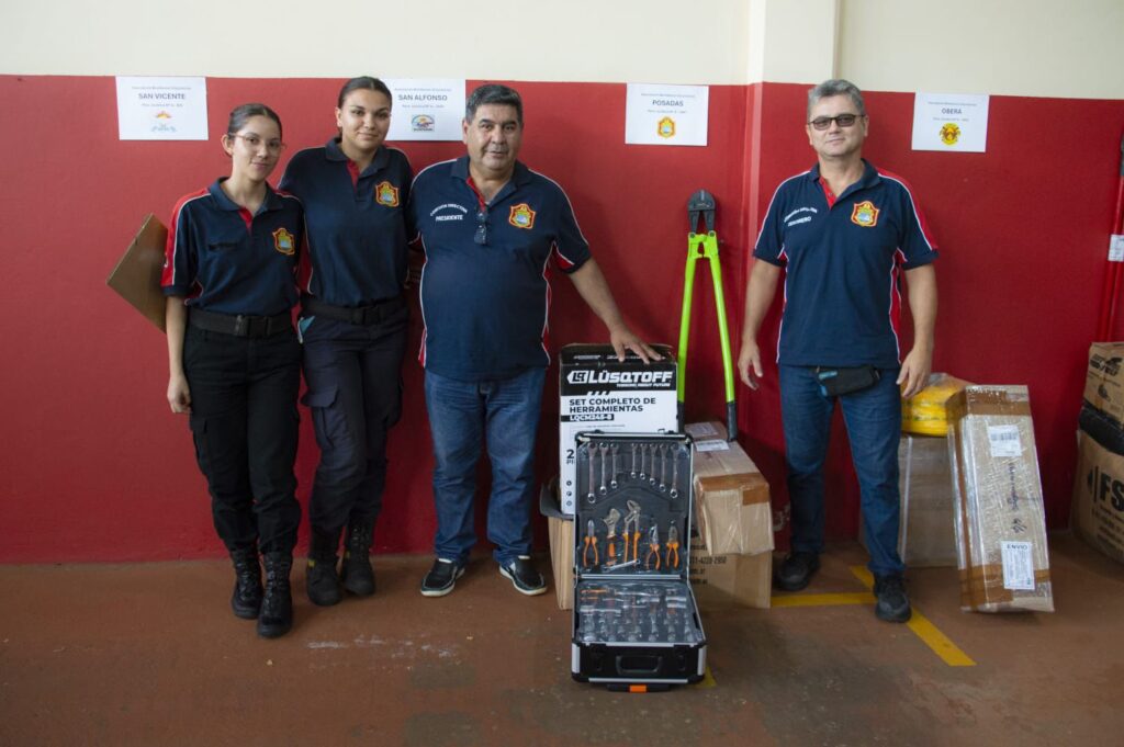 La Provincia entregó equipamiento para fortalecer la capacidad operativa de los Bomberos Voluntarios en todo el territorio imagen-34