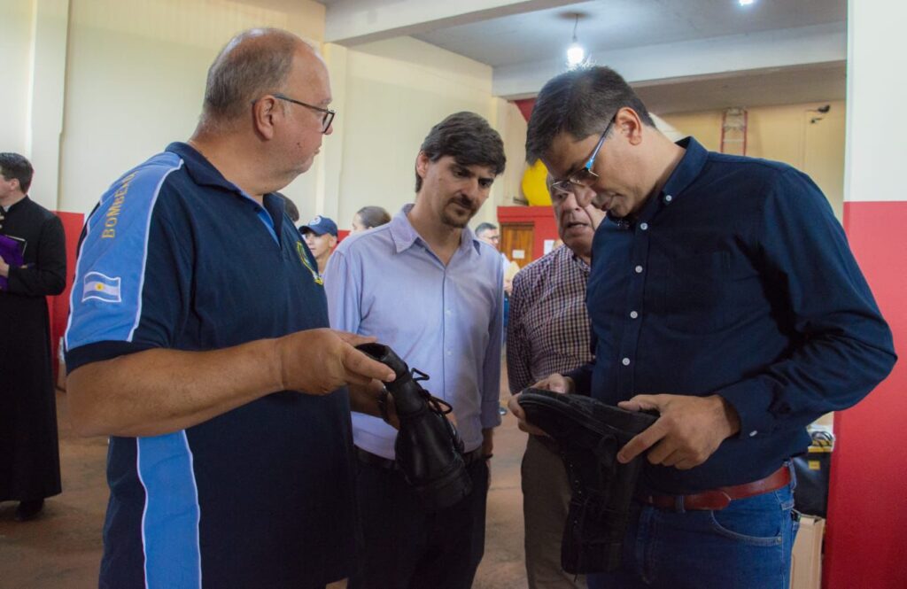 La Provincia entregó equipamiento para fortalecer la capacidad operativa de los Bomberos Voluntarios en todo el territorio imagen-42