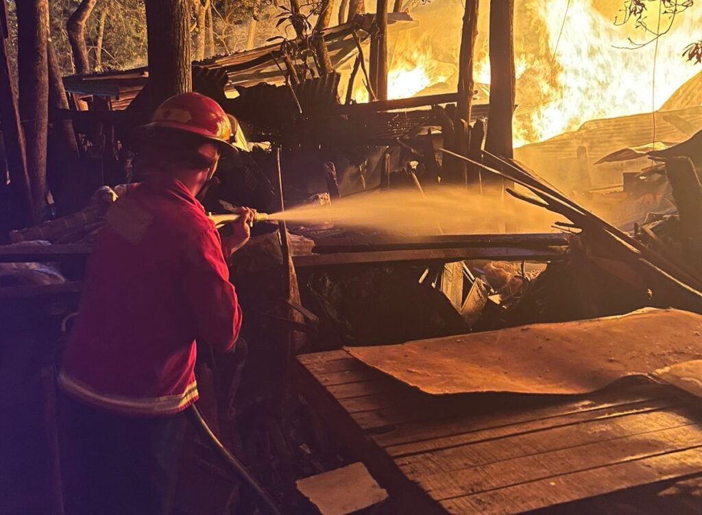 Bomberos controlaron incendios en Oberá y San Vicente