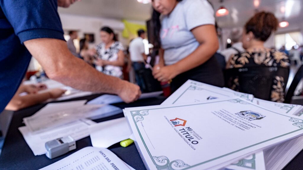 Passalacqua encabezó la entrega de títulos de propiedad en Santa Ana: “Esto no es solo un acto de entrega, es un acto de amor” imagen-16