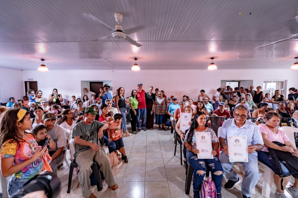 Passalacqua encabezó la entrega de títulos de propiedad en Santa Ana: “Esto no es solo un acto de entrega, es un acto de amor” imagen-20