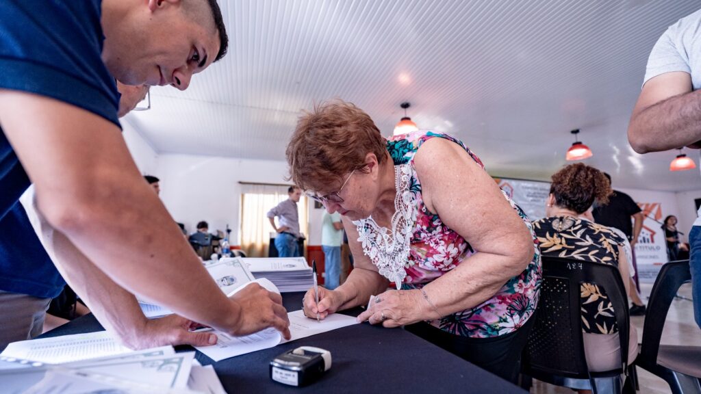 Passalacqua encabezó la entrega de títulos de propiedad en Santa Ana: “Esto no es solo un acto de entrega, es un acto de amor” imagen-12