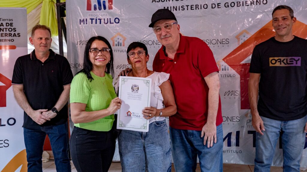 Passalacqua encabezó la entrega de títulos de propiedad en Santa Ana: “Esto no es solo un acto de entrega, es un acto de amor” imagen-8