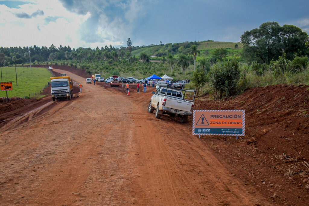 Passalacqua supervisó el avance de las obras sobre la ruta provincial 15: “Es una inversión para traer progreso” imagen-13