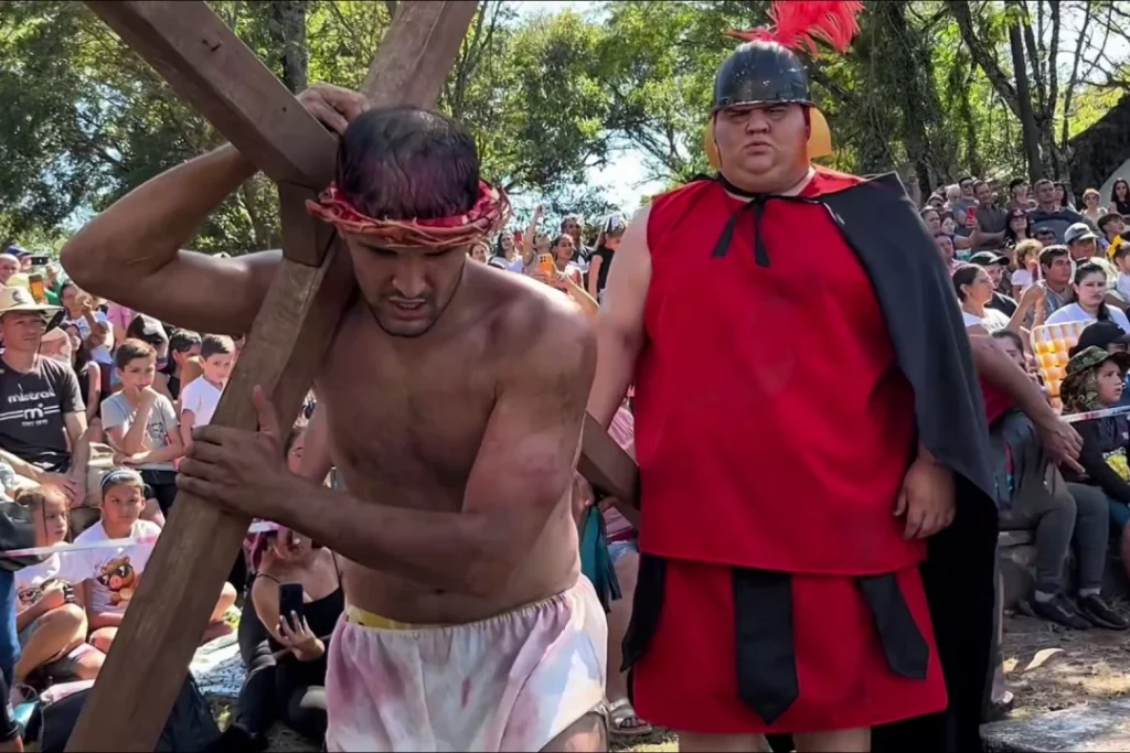 Panambí realizó su segundo Vía Crucis viviente con más de 16 comunidades parroquiales imagen-69