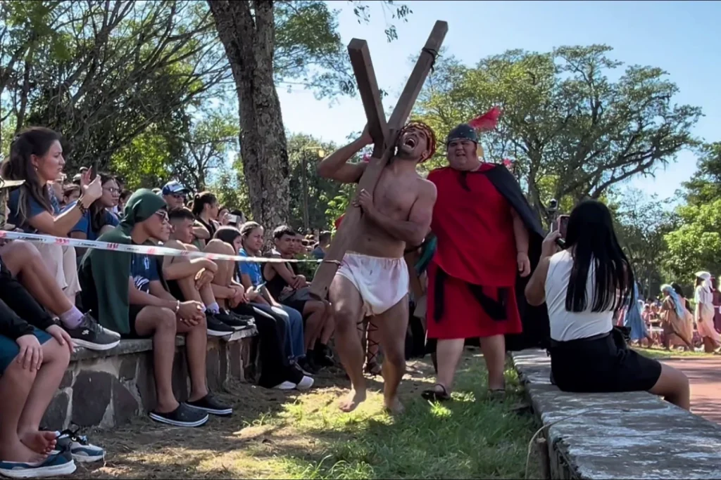 Panambí realizó su segundo Vía Crucis viviente con más de 16 comunidades parroquiales imagen-73