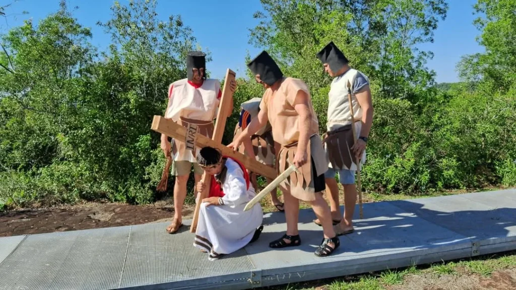 Panambí realizó su segundo Vía Crucis viviente con más de 16 comunidades parroquiales imagen-33