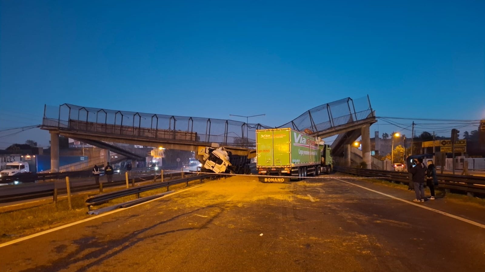 Escobar: un camión derribó un puente peatonal en la autopista ...