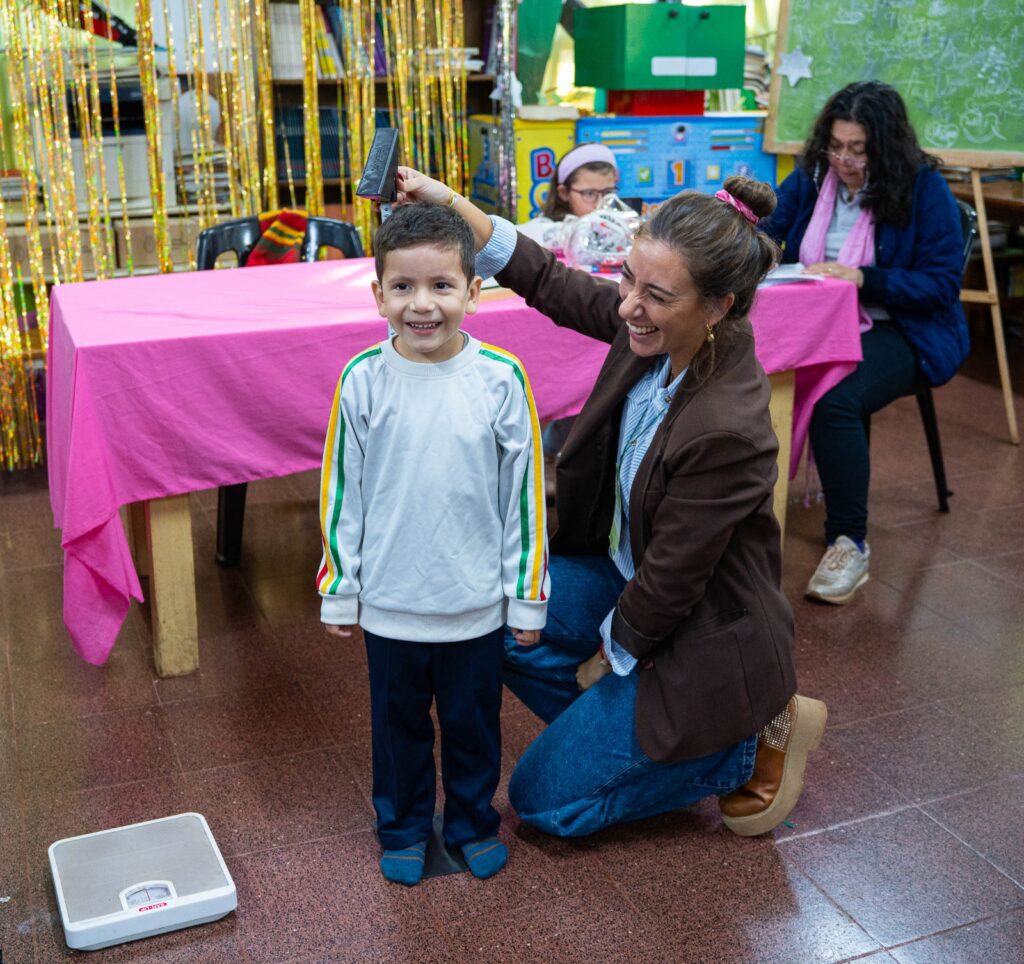 Vecinos de Itaembé Miní accedieron a controles y vacunación en un operativo municipal: “Nos acerca la salud al barrio” imagen-18