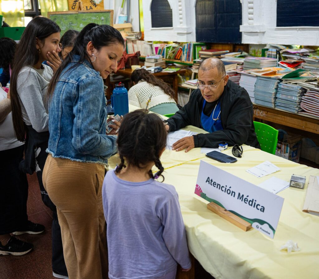 Vecinos de Itaembé Miní accedieron a controles y vacunación en un operativo municipal: “Nos acerca la salud al barrio” imagen-10