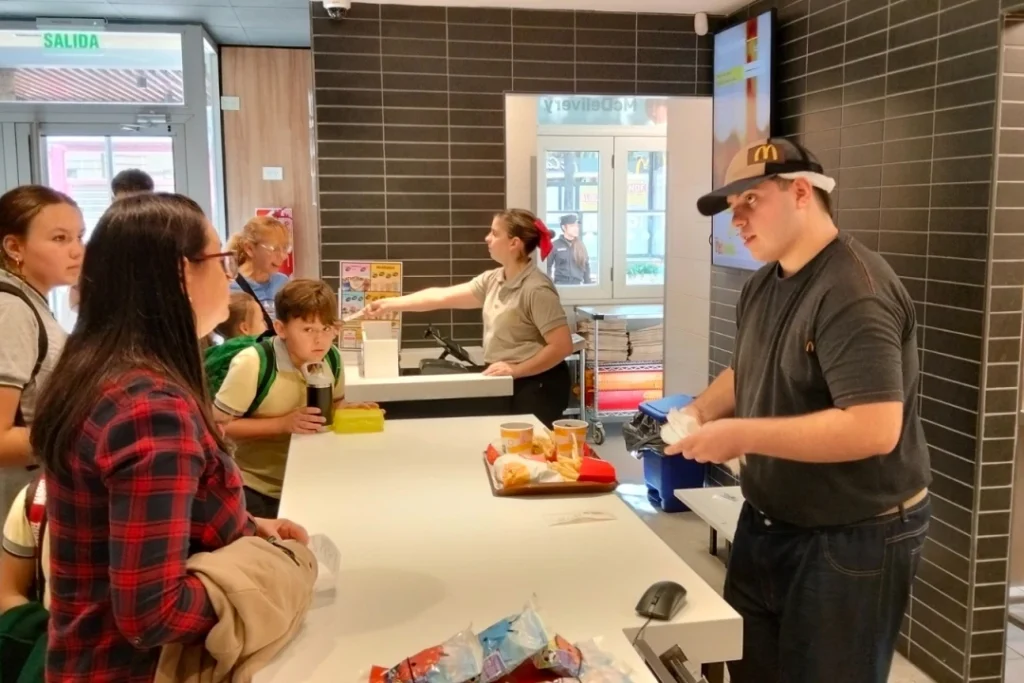 “Es mi primer empleo”: el testimonio de un joven que se incorporó al nuevo local de McDonald’s en Posadas imagen-26