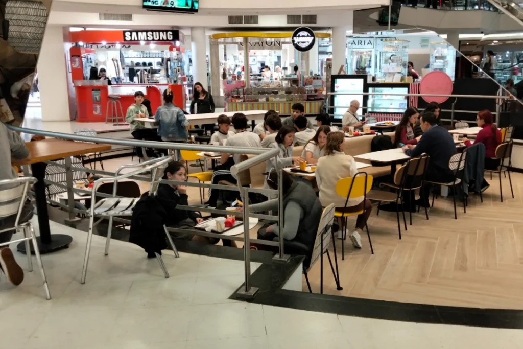 “Es mi primer empleo”: el testimonio de un joven que se incorporó al nuevo local de McDonald’s en Posadas imagen-10