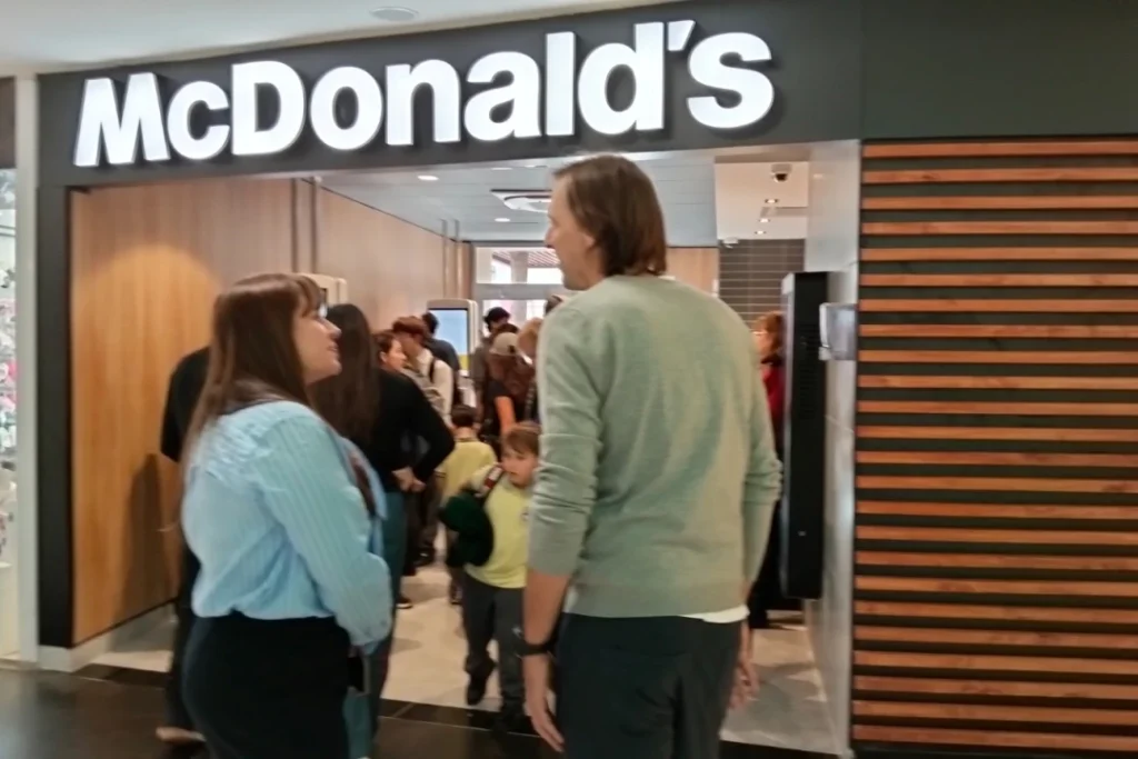 “Es mi primer empleo”: el testimonio de un joven que se incorporó al nuevo local de McDonald’s en Posadas imagen-14