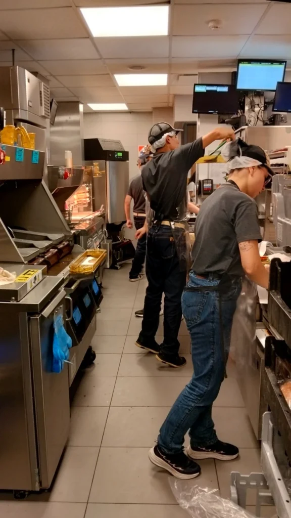 “Es mi primer empleo”: el testimonio de un joven que se incorporó al nuevo local de McDonald’s en Posadas imagen-18